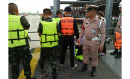 เจ้าหน้าที่สารวัตรทหารเรือ ให้การช่วยเหลือนักเรียนพลัดตกน้ำบริเวณโป๊ะท่าเรือพรานนก